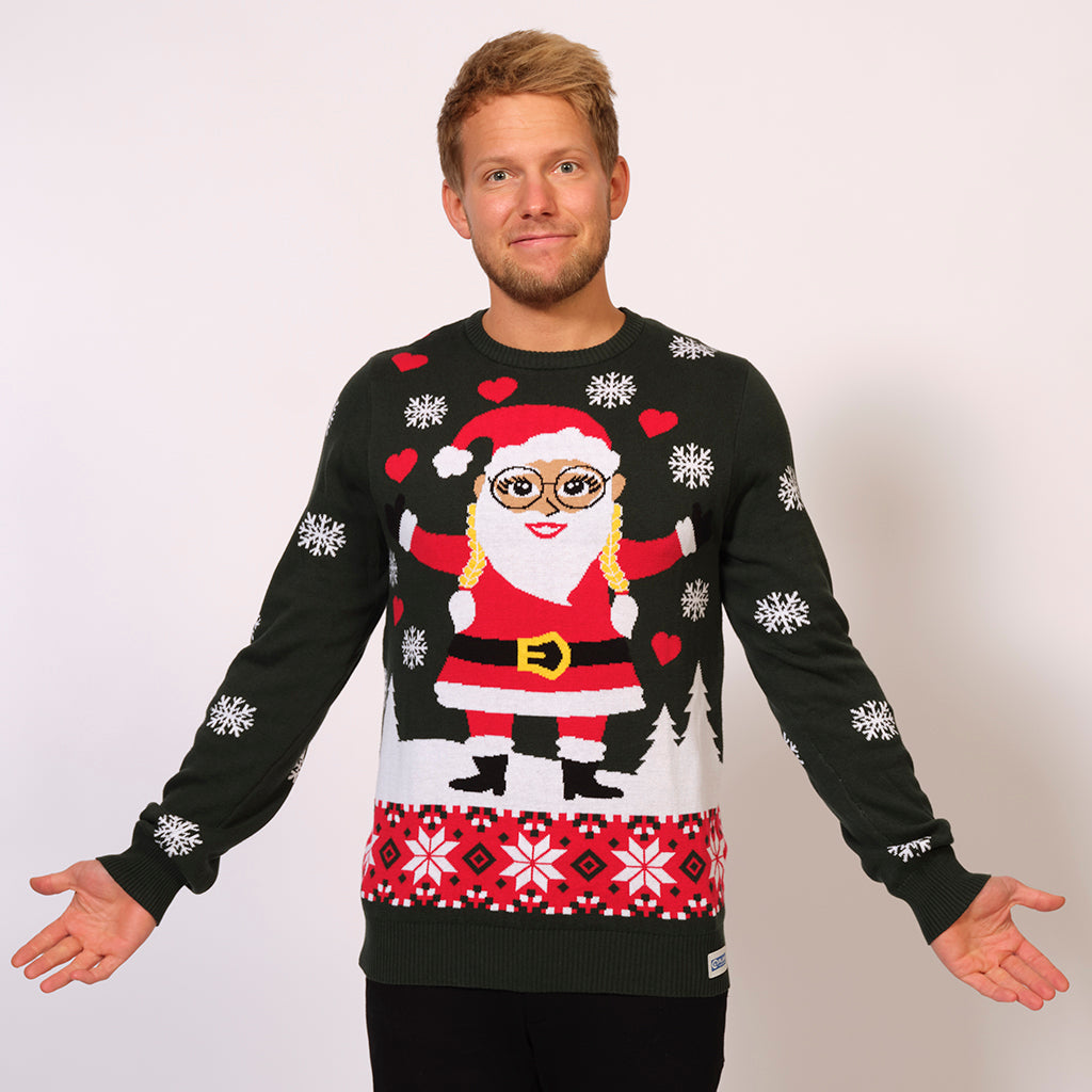 En poserende mand iført sin julesweater med en nisse på.